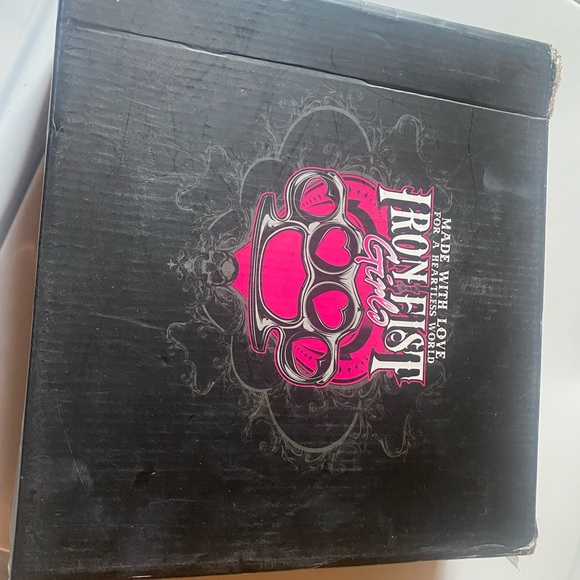 Iron fist zombie stomper - Picture 6 of 7